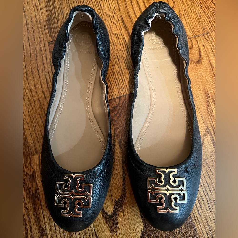 Tory Burch logo black Minnie flats in marbled leather. EUC size 9